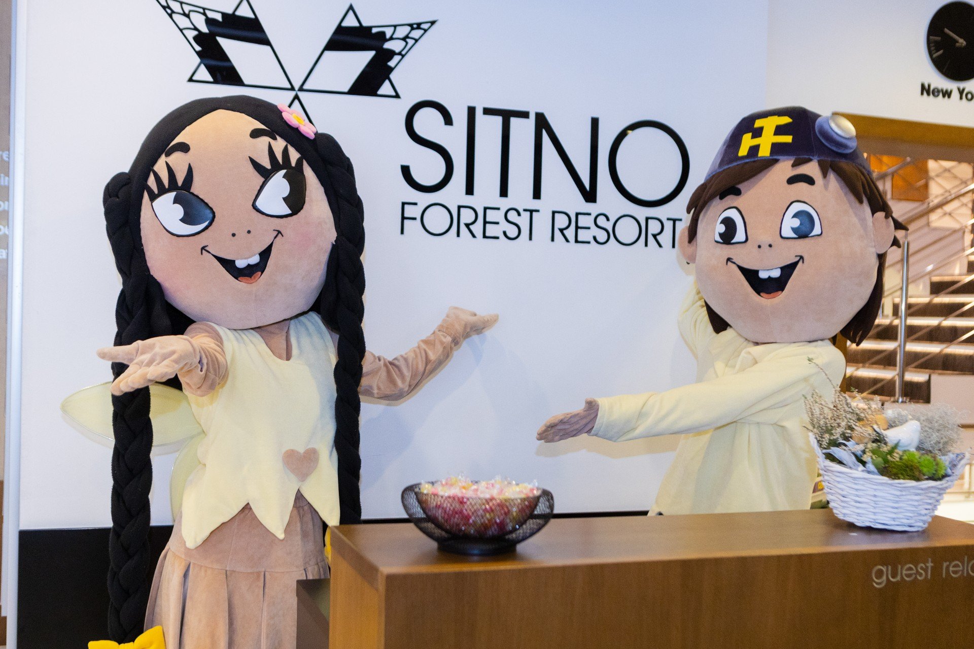 Maskoti Kopko a Svetluška na recepcii hotela