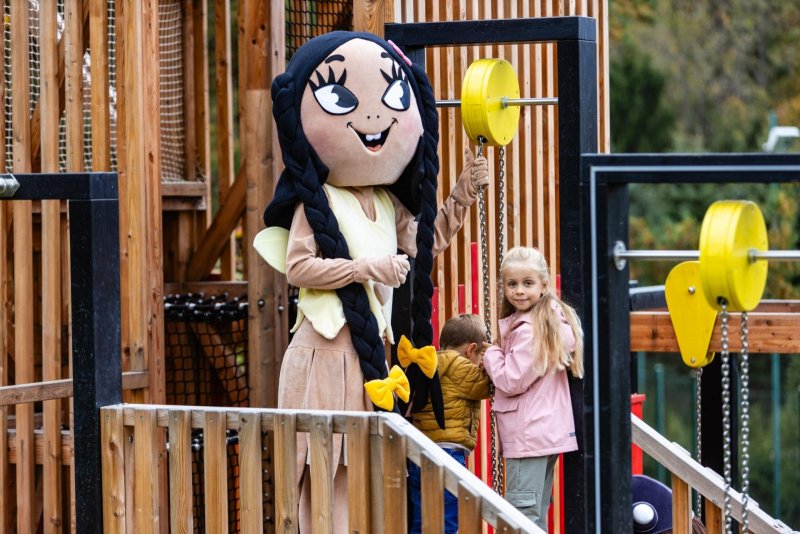 Maskot Svetluška s deťmi na vonkajšom ihrisku