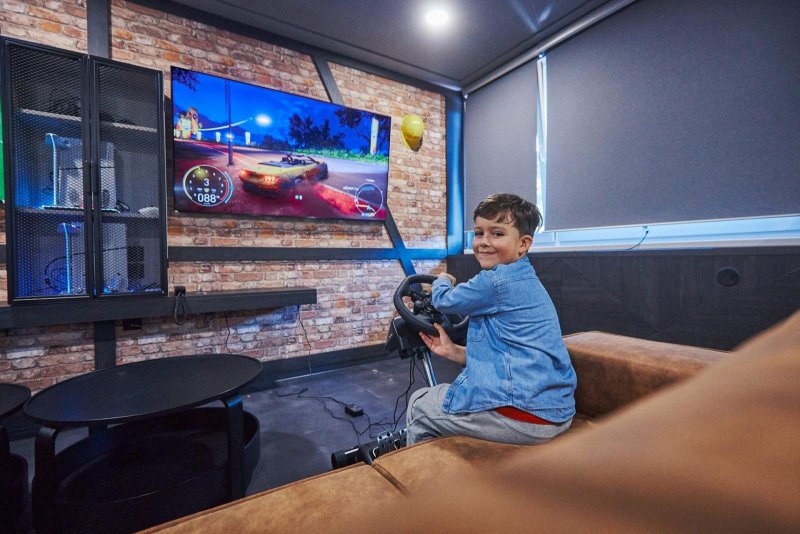 Priestor na zábavu a súťaženie - Nová herňa v Sitne spája moderné technológie s tradičnými hrami pre každú generáciu.
