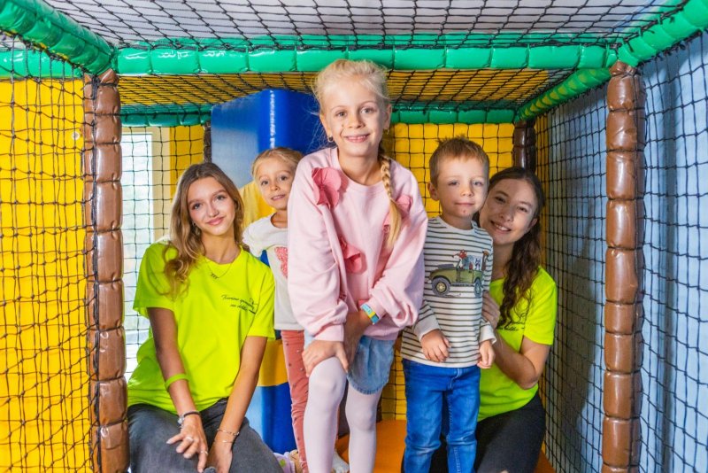 Deti s animátorkami na preliezkach v MiniMe - Výnimočné priestory Trinity Hotels