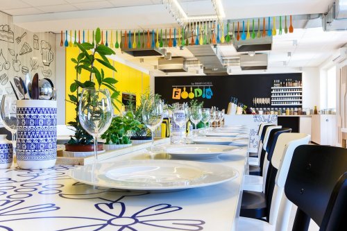 Jedálenský stôl v kulinárskom štúdiu Foodie