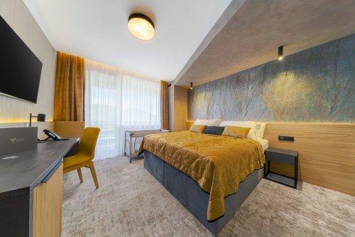 Manželská posteľ v business apartmáne