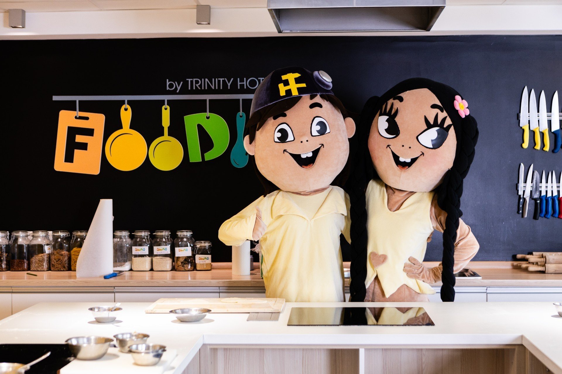 Maskoti Skalko a Ozvenka v kulinárskom štúdiu Foodie v Hoteli Sitno - Trinity Hotels.sk